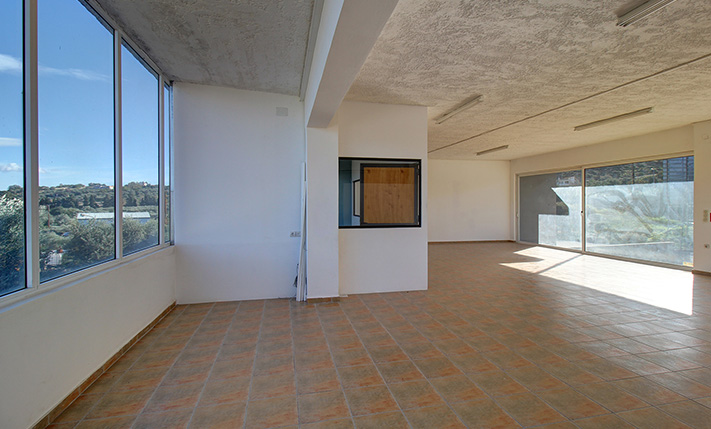 COMMERCIAL BUILDING CLOSE TO SOUDA PORT