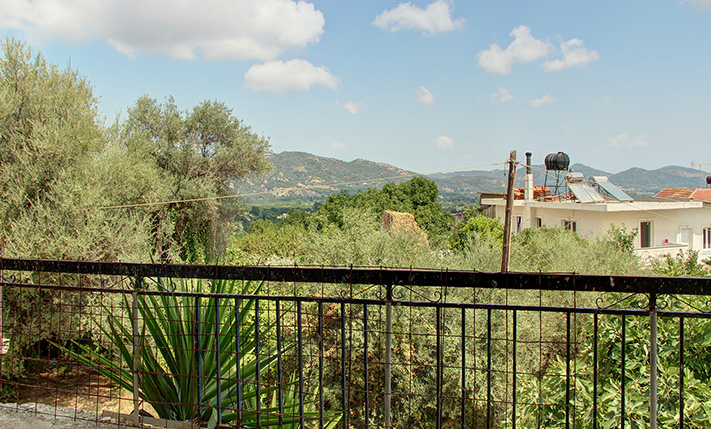 SEMI-CONVERTED HOUSE IN LUSH LOCATION