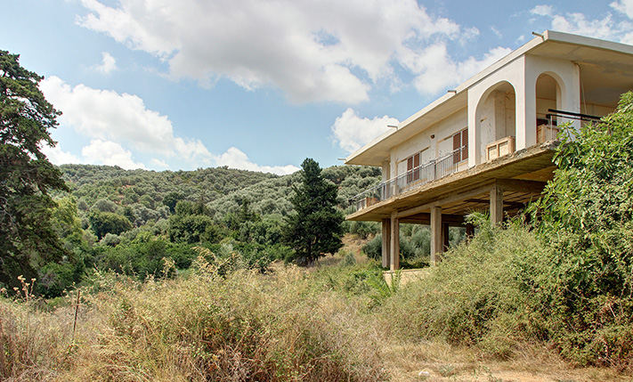 SEMI-CONVERTED HOUSE IN LUSH LOCATION