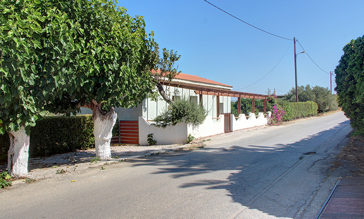 GROUND-LEVEL RESIDENCE WITH A LAWN GARDEN