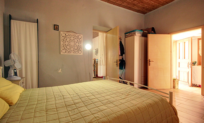 GROUND-LEVEL RESIDENCE WITH A LAWN GARDEN