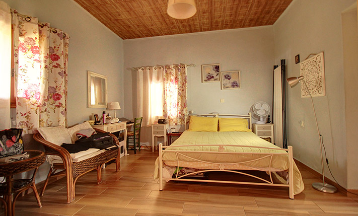 GROUND-LEVEL RESIDENCE WITH A LAWN GARDEN