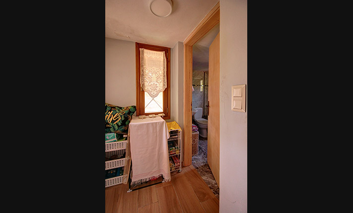 GROUND-LEVEL RESIDENCE WITH A LAWN GARDEN