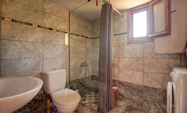 GROUND-LEVEL RESIDENCE WITH A LAWN GARDEN