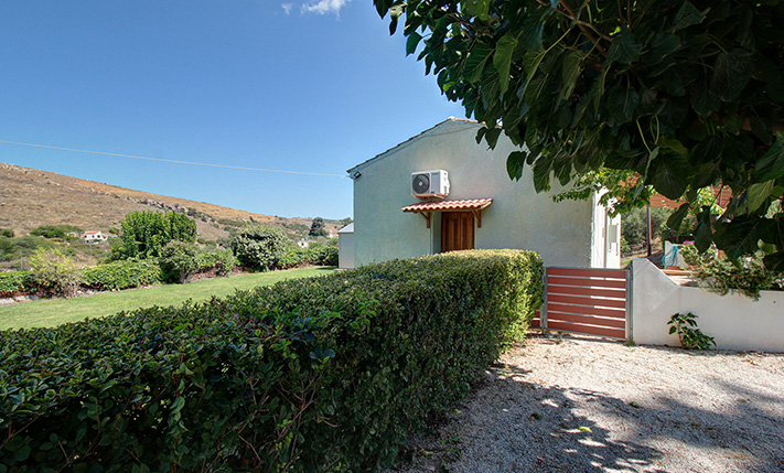 GROUND-LEVEL RESIDENCE WITH A LAWN GARDEN