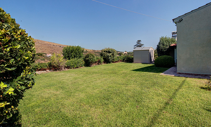 GROUND-LEVEL RESIDENCE WITH A LAWN GARDEN