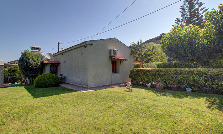 GROUND-LEVEL RESIDENCE WITH A LAWN GARDEN
