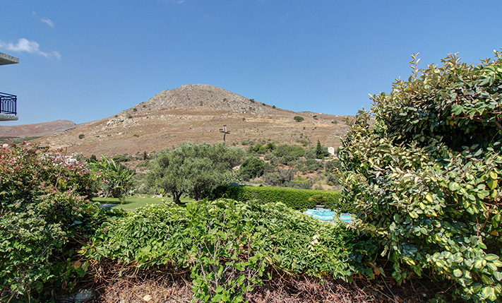 GROUND-LEVEL RESIDENCE WITH A LAWN GARDEN