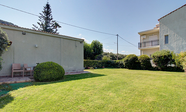 GROUND-LEVEL RESIDENCE WITH A LAWN GARDEN