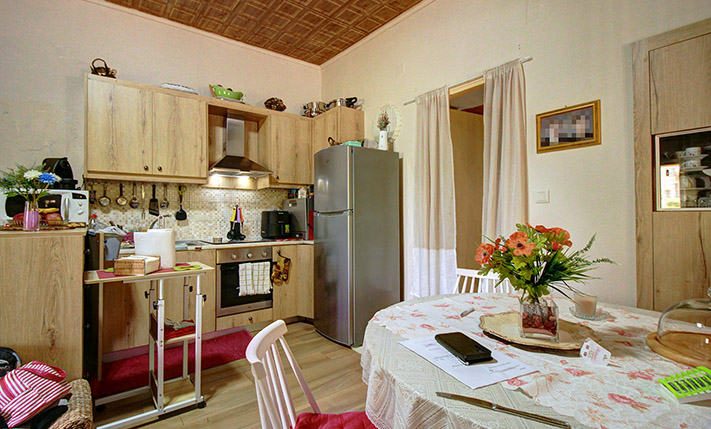 GROUND-LEVEL RESIDENCE WITH A LAWN GARDEN