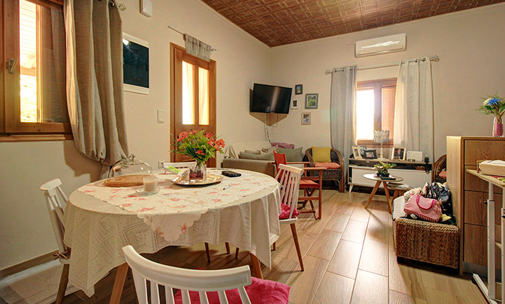 GROUND-LEVEL RESIDENCE WITH A LAWN GARDEN