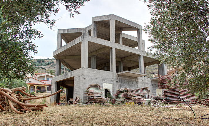 ΗΜΙΤΕΛΗΣ ΟΙΚΟΔΟΜΗ ΛΙΓΟ ΕΞΩ ΑΠΟ ΤΗΝ ΠΟΛΗ