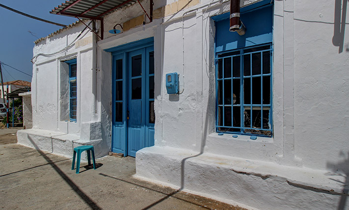 HOUSE WITH AN OLD KAFENION NEAR PLATANIAS