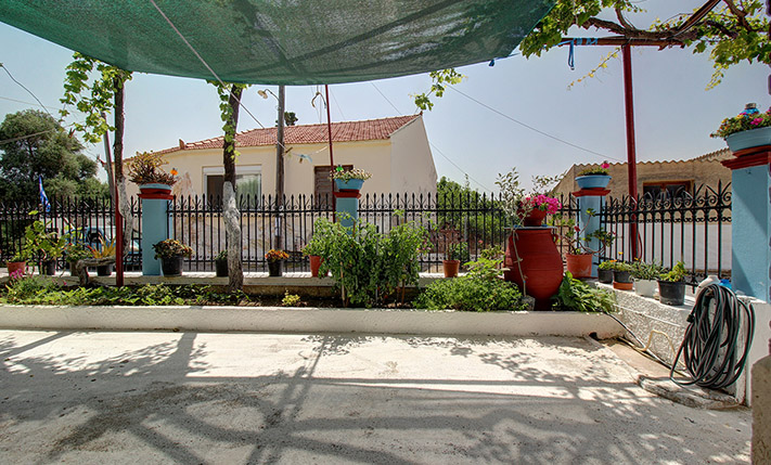 HOUSE WITH AN OLD KAFENION NEAR PLATANIAS