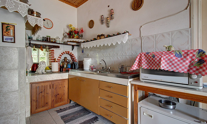 HOUSE WITH AN OLD KAFENION NEAR PLATANIAS