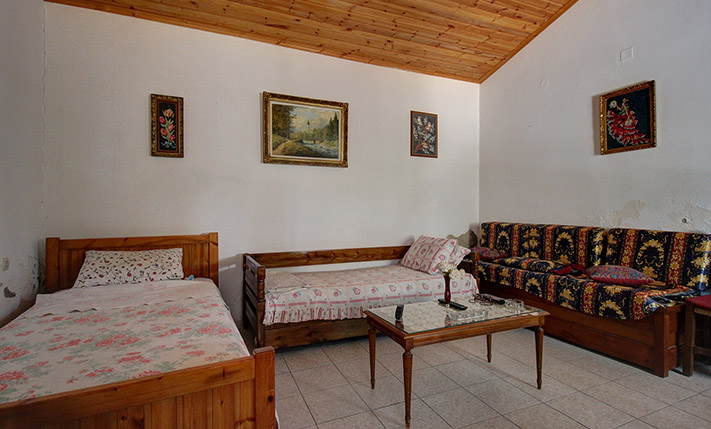 HOUSE WITH AN OLD KAFENION NEAR PLATANIAS