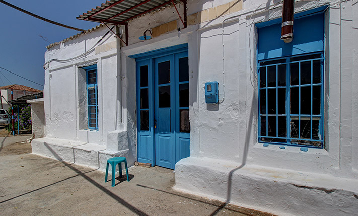 HOUSE WITH AN OLD KAFENION NEAR PLATANIAS