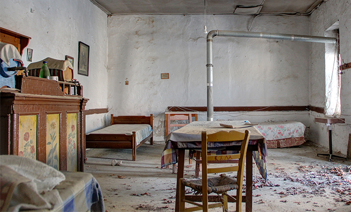 HOUSE WITH AN OLD KAFENION NEAR PLATANIAS