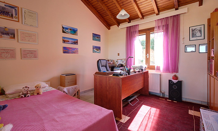 LARGE HOUSE WITH PANORAMIC VIEWS