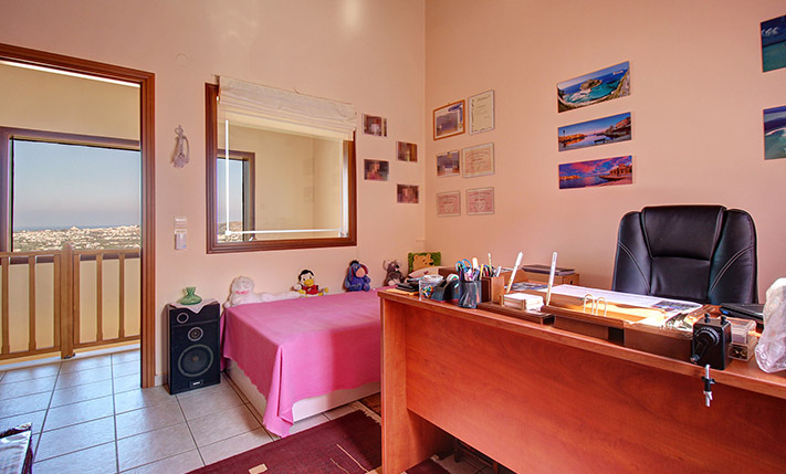 LARGE HOUSE WITH PANORAMIC VIEWS