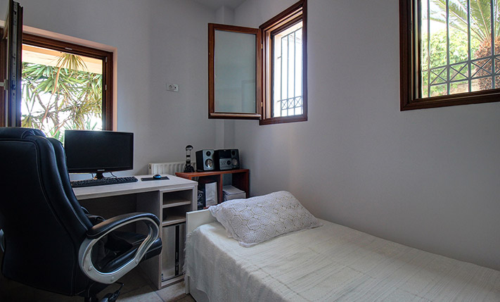 LARGE HOUSE WITH PANORAMIC VIEWS