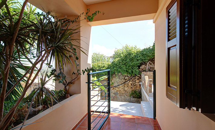 LARGE HOUSE WITH PANORAMIC VIEWS