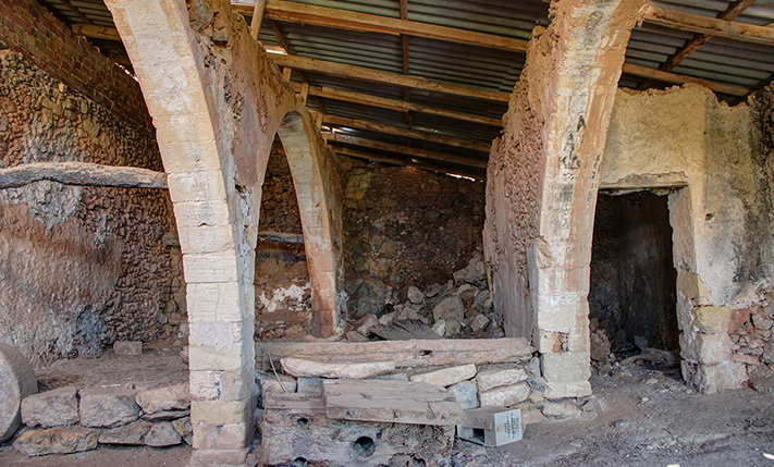 LARGE ARCHES & BEAUTIFUL SEA VIEWS