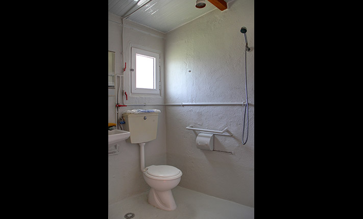 HOUSE WITH INVESTMENT LAND NEAR THE BEACH