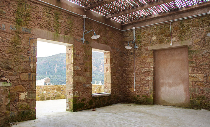 BUILDING WITH A RESTAURANT AND A STUDIO APT