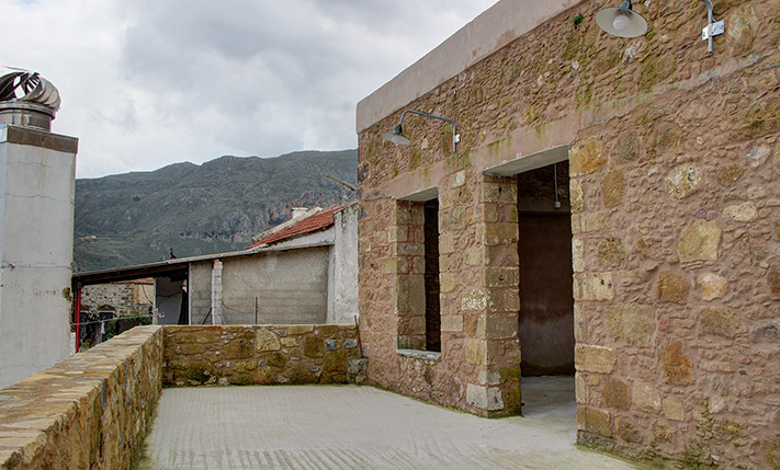 BUILDING WITH A RESTAURANT AND A STUDIO APT