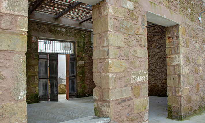 BUILDING WITH A RESTAURANT AND A STUDIO APT