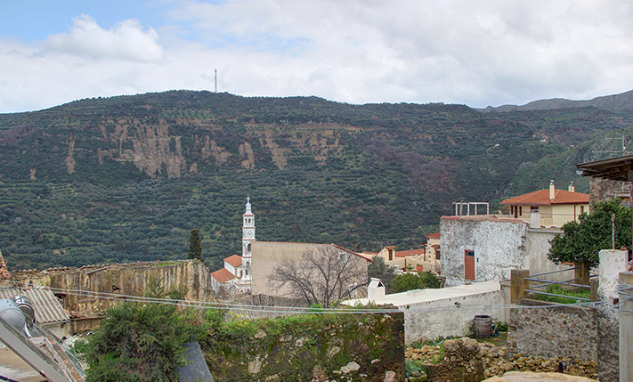 BUILDING WITH A RESTAURANT AND A STUDIO APT