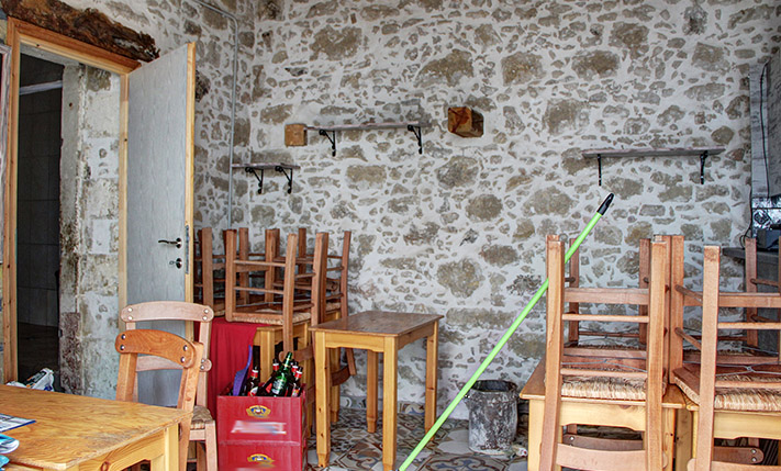 BUILDING WITH A RESTAURANT AND A STUDIO APT