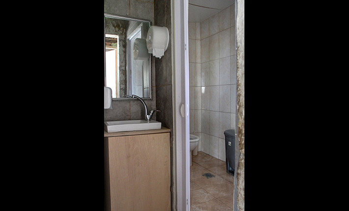 BUILDING WITH A RESTAURANT AND A STUDIO APT