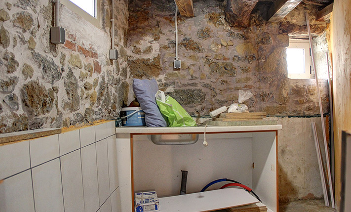 BUILDING WITH A RESTAURANT AND A STUDIO APT