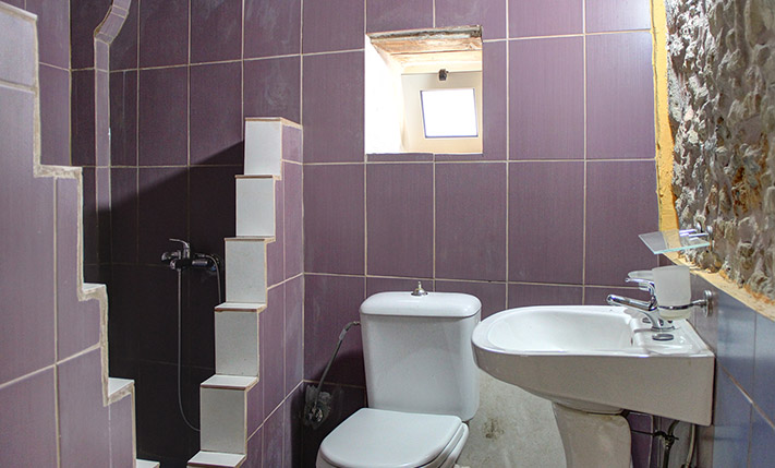 BUILDING WITH A RESTAURANT AND A STUDIO APT