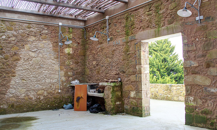 BUILDING WITH A RESTAURANT AND A STUDIO APT