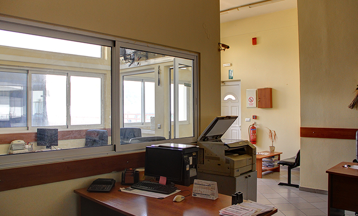 SPACIOUS BUILDING WITH MULTIPLE USE OPTIONS