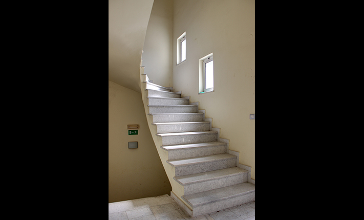 SPACIOUS BUILDING WITH MULTIPLE USE OPTIONS