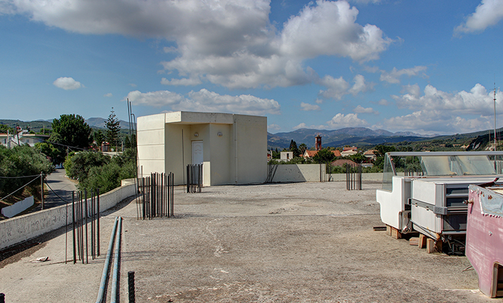 SPACIOUS BUILDING WITH MULTIPLE USE OPTIONS