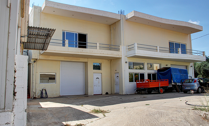 SPACIOUS BUILDING WITH MULTIPLE USE OPTIONS