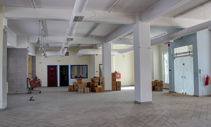 SPACIOUS BUILDING WITH MULTIPLE USE OPTIONS