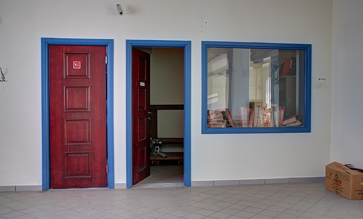 SPACIOUS BUILDING WITH MULTIPLE USE OPTIONS