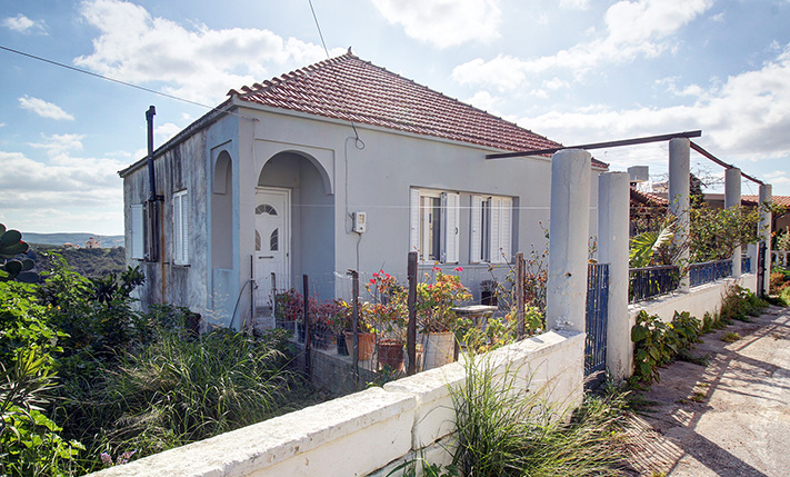 BRIGHT GROUND-LEVEL HOUSE WITH STORAGE & GARDEN