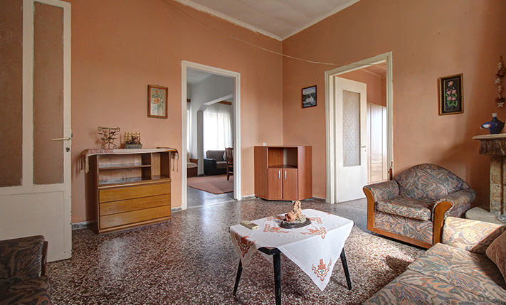 BRIGHT GROUND-LEVEL HOUSE WITH STORAGE & GARDEN