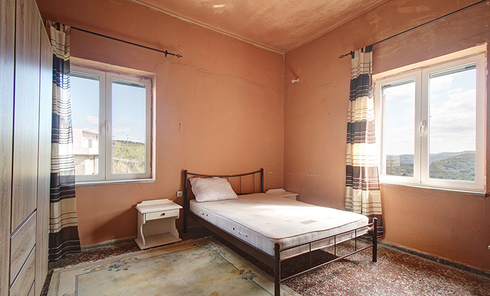 BRIGHT GROUND-LEVEL HOUSE WITH STORAGE & GARDEN