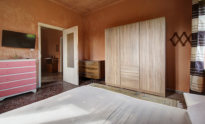 BRIGHT GROUND-LEVEL HOUSE WITH STORAGE & GARDEN