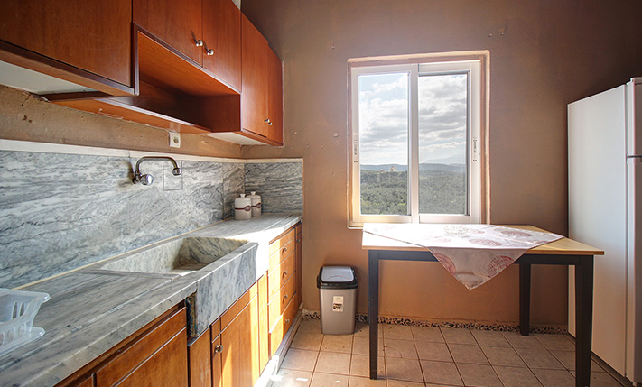 BRIGHT GROUND-LEVEL HOUSE WITH STORAGE & GARDEN