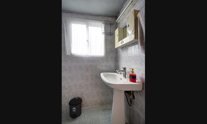 ΕΝΑ ΦΩΤΕΙΝΟ ΙΣΟΓΕΙΟ ΜΕ ΑΠΟΘΗΚΕΣ ΚΑΙ ΚΗΠΟ