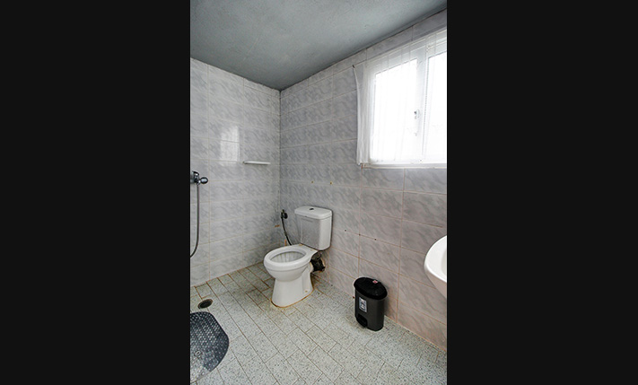 BRIGHT GROUND-LEVEL HOUSE WITH STORAGE & GARDEN